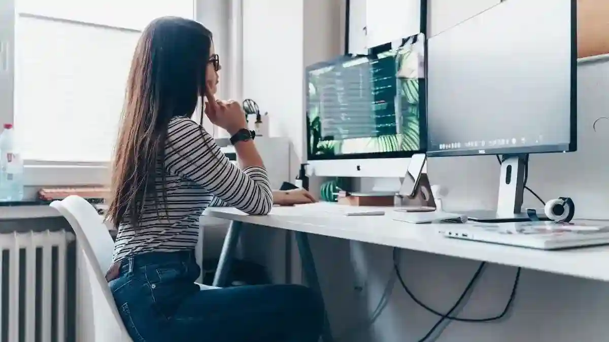 Woman working in front of a computer.